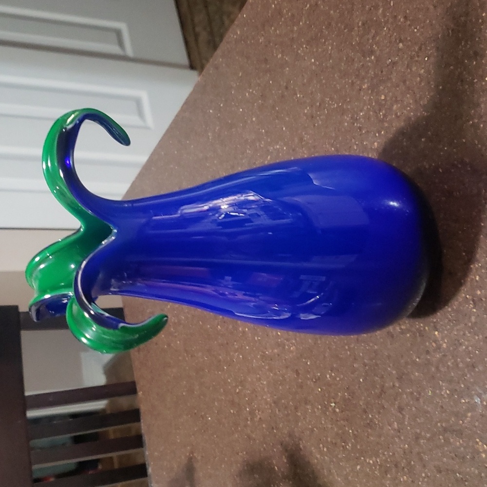 Vintage eggplant coblat blue art glass vase beautiful colors open petal design.